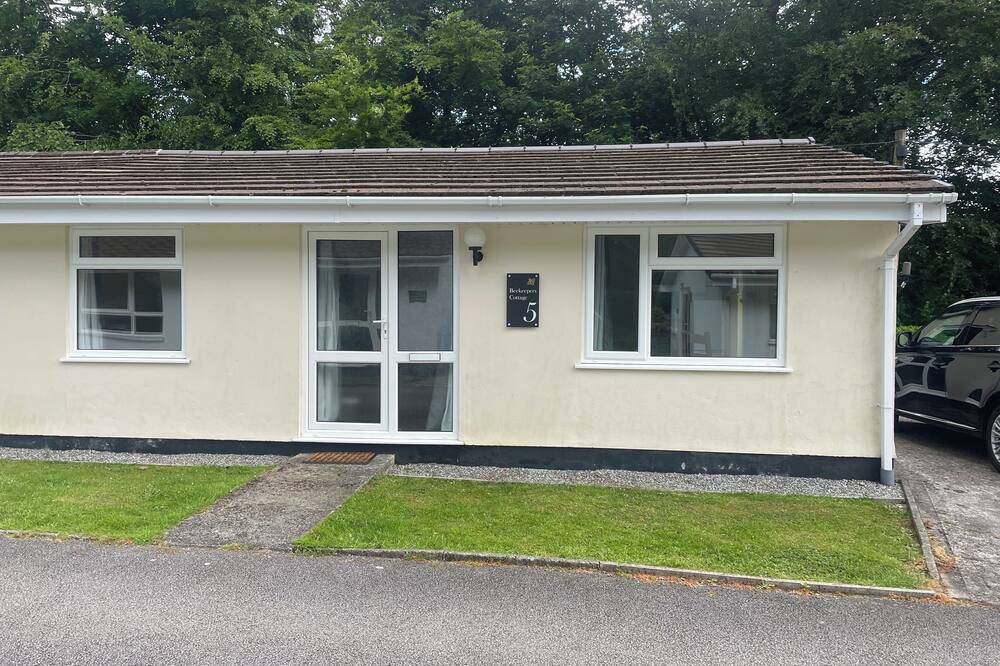 BEEKEEPERS COTTAGE, pet friendly, with a garden in Liskeard