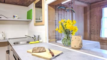 Kühlschrank, Mikrowelle, Toaster, Kochgeschirr/Geschirr/Besteck