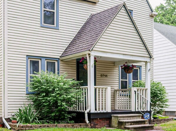 Exterior detail - Rachel's Hideaway, 3 brm, king, kitchen, big yard, ample parking, laundry. (Toledo)
