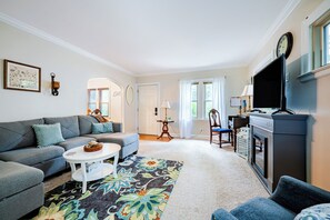 Smart TV, fireplace - Rachel's Hideaway, 3 brm, king, kitchen, big yard, ample parking, laundry. (Toledo)