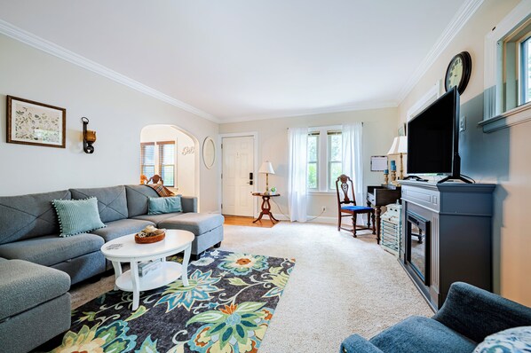 Smart TV, fireplace