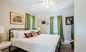 3 bedrooms, desk, iron/ironing board, travel cot - Rachel's Hideaway, 3 brm, king, kitchen, big yard, ample parking, laundry. (Toledo)