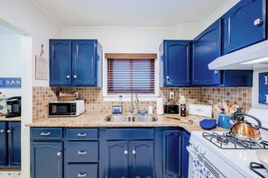 Fridge, microwave, oven, stovetop - Rachel's Hideaway, 3 brm, king, kitchen, big yard, ample parking, laundry. (Toledo)