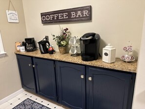 Interior - Rachel's Hideaway, 3 brm, king, kitchen, big yard, ample parking, laundry. (Toledo)