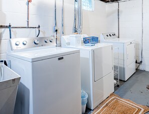 Interior - Rachel's Hideaway, 3 brm, king, kitchen, big yard, ample parking, laundry. (Toledo)