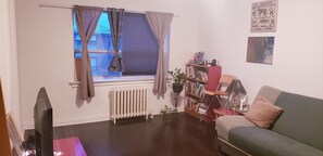 TV - BRIGHT COZY/WARM 1 BEDROOM APARTMENT ON DUFFERIN (Toronto)