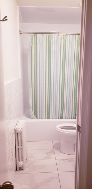 Towels, soap, shampoo, toilet paper - BRIGHT COZY/WARM 1 BEDROOM APARTMENT ON DUFFERIN (Toronto)