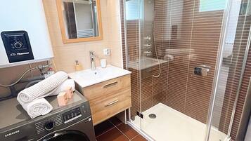 Toallas, jabón, shampoo, papel de baño