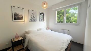 1 habitación, tabla de planchar con plancha, wifi gratis y ropa de cama