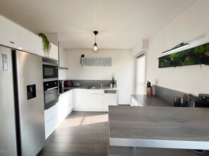 Frigorífico, microondas, horno y placa de cocina