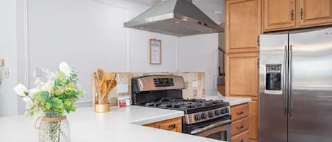 Frigorífico, microondas, horno y lavavajillas
