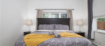 Modern Aurora Retreat 5b4b w/Basketball Court