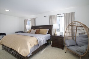 5 habitaciones, escritorio y tabla de planchar con plancha