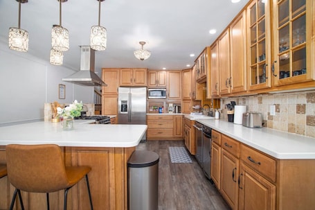 Fridge, microwave, oven, stovetop. Modern Aurora Retreat 5b4b w/Basketball Court