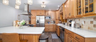 Modern Aurora Retreat 5b4b w/Basketball Court