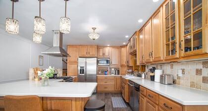 Modern Aurora Retreat 5b4b w/Basketball Court