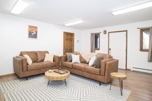 Smart TV, fireplace, offices, computer monitors - Beaumont Aurora House 8b6b w/ 3 King Suites (Fairbanks)