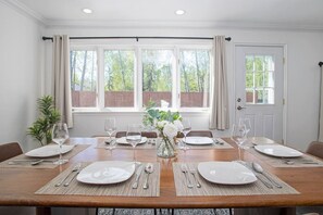 Dining - Beaumont Aurora House 8b6b w/ 3 King Suites (Fairbanks)