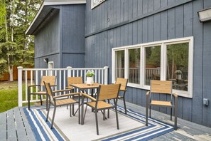 Outdoor dining - Beaumont Aurora House 8b6b w/ 3 King Suites (Fairbanks)