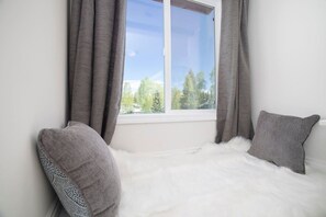 8 habitaciones, escritorio y tabla de planchar con plancha