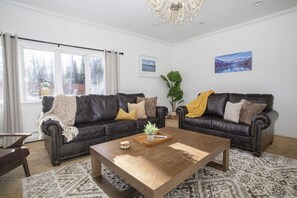 Smart TV, chimenea, oficina y monitor de computadora