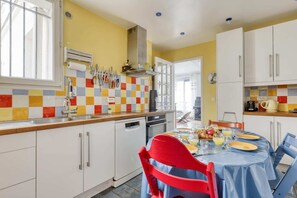 Réfrigérateur, un four, lave-vaisselle, cafetière-théière
