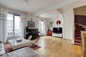 TV, offices - Large Duplex Flat in a Courtyard - Trendy Paris 10 (Paris)