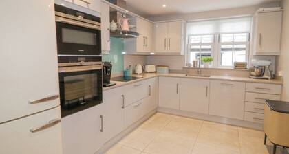 3 COASTGUARD STATION, family friendly in Rathmullan, County Donegal