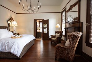 5 bedrooms, iron/ironing board, travel cot, free WiFi - Luxe Historic | Private, Family-Friendly Location (Newnan)