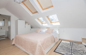 3 quartos, berço de viagem, Wi-Fi de cortesia, roupa de cama