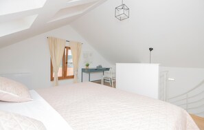 3 bedrooms, travel cot, free WiFi, bed sheets
