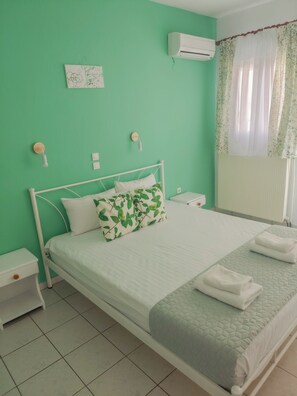 Family Studio | In-room safe, laptop workspace, blackout drapes, soundproofing - Menta Studios (Thasos)