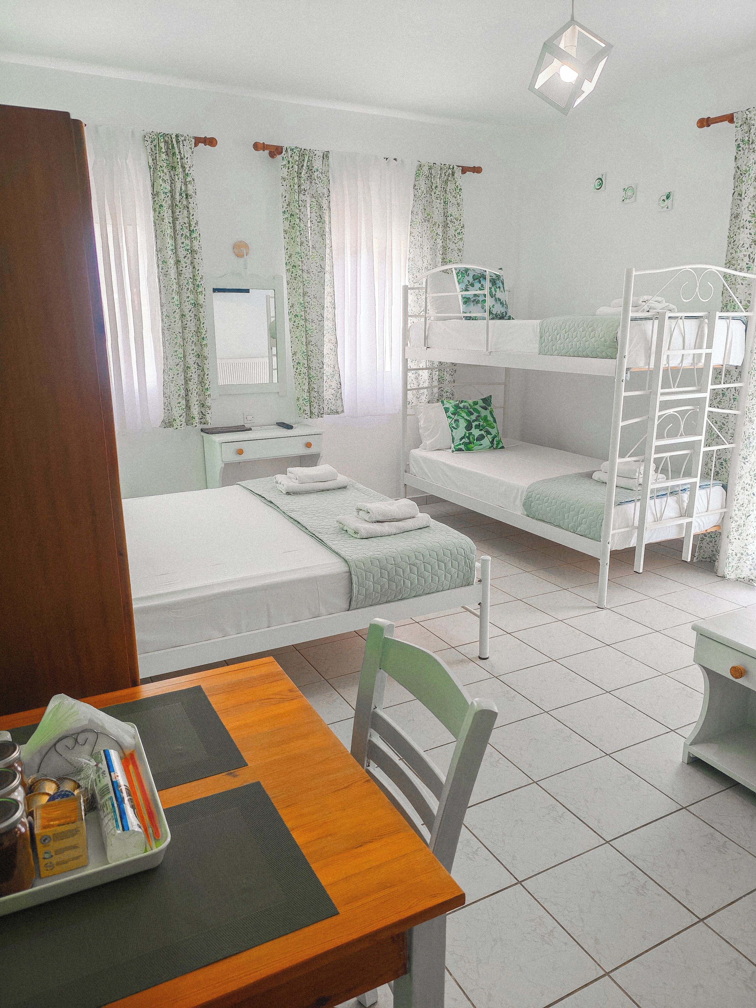 Estúdio família | Cofres nos quartos, espaço de trabalho para notebook, cortinas blackout