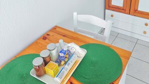 ファミリー スタジオ | セーフティボックス (室内)、ノートパソコン用作業スペース、遮光カーテン、防音設備