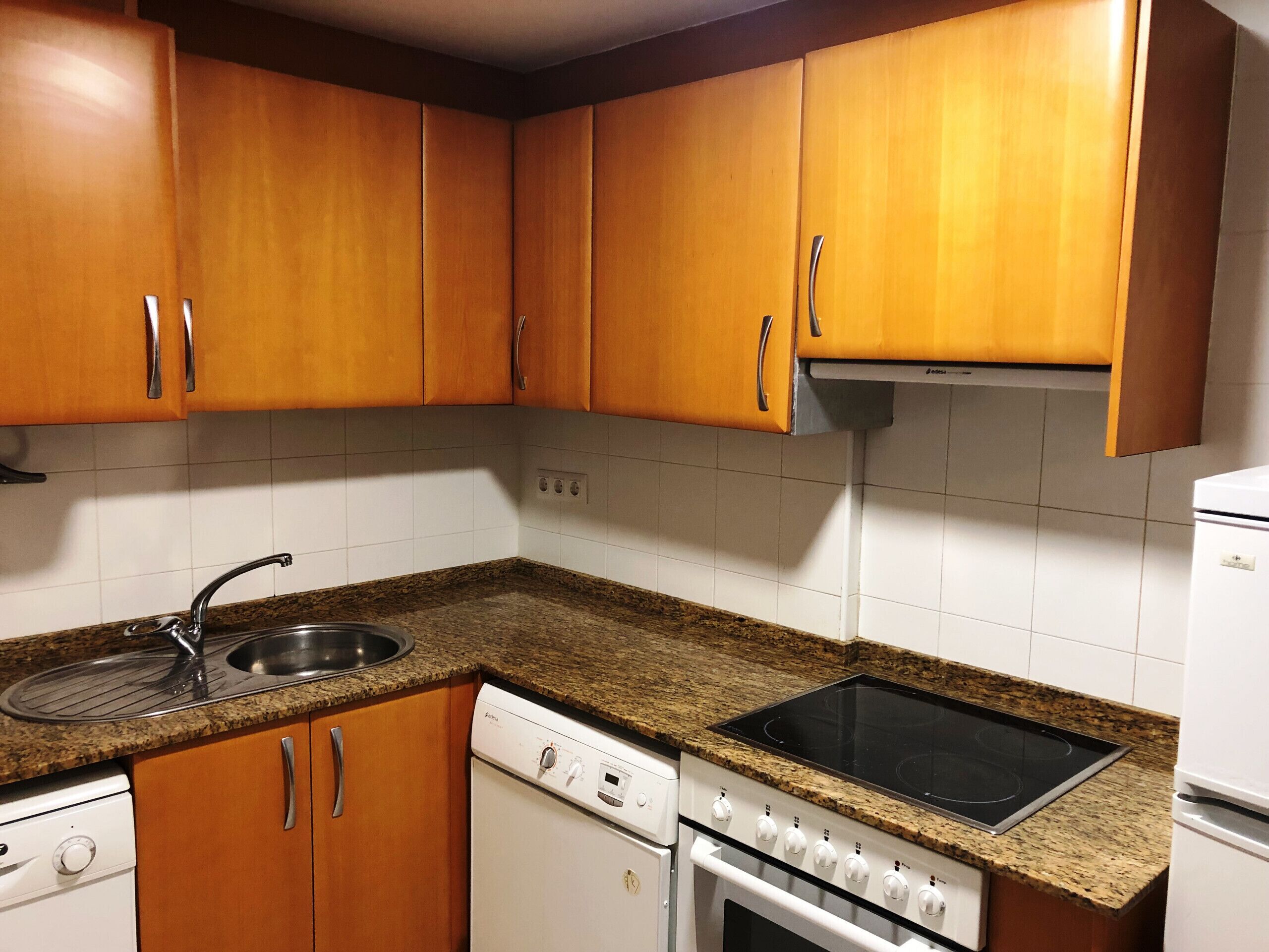 Refrigerador, microondas, horno y cafetera y tetera 