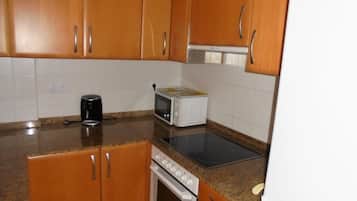 Kühlschrank, Mikrowelle, Ofen, Wasserkocher mit Kaffee-/Teezubehör