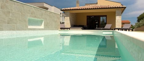 حمام سباحة