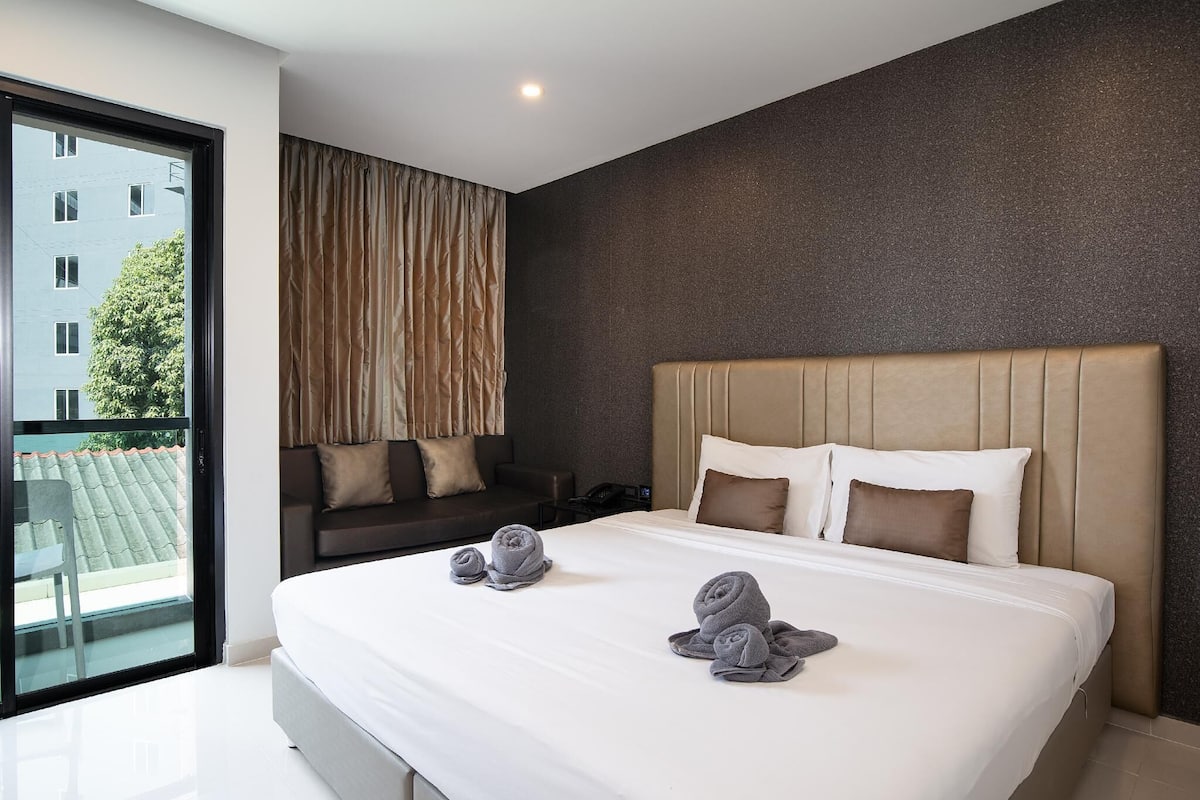 Superior Double Room | Desk, WiFi (free), bed sheets