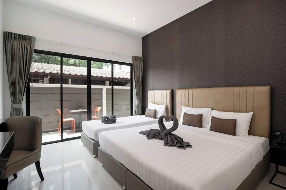 Desk, WiFi (free), bed sheets