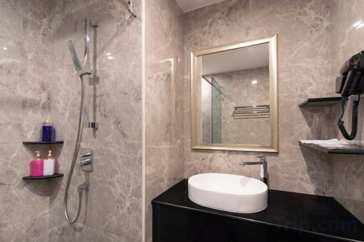 Bathroom | Shower, hair dryer, bidet, towels