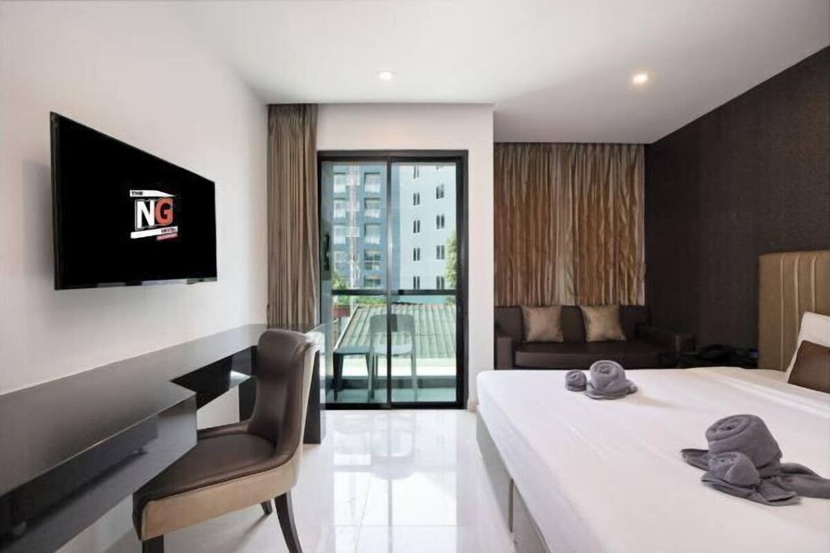 Desk, free WiFi, bed sheets