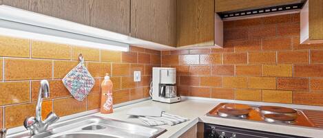 Jääkaappi, astianpesukone, keittoastiat/astiat/ruokailuvälineet