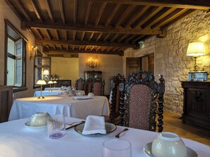 Free daily cooked-to-order breakfast - Domaine Jourdan (Le Puy-Sainte-Reparade)