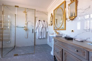 Junior kamer | Badkamer | Een douche, designer toiletartikelen, een haardroger, badjassen