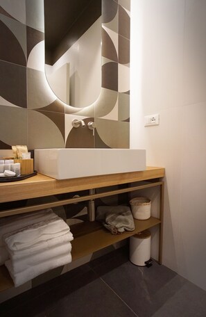 Apartamento de lujo | Baño | Ducha, secador de pelo, toallas y jabón