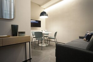 Apartamento Deluxe | Zona de estar | Una televisión