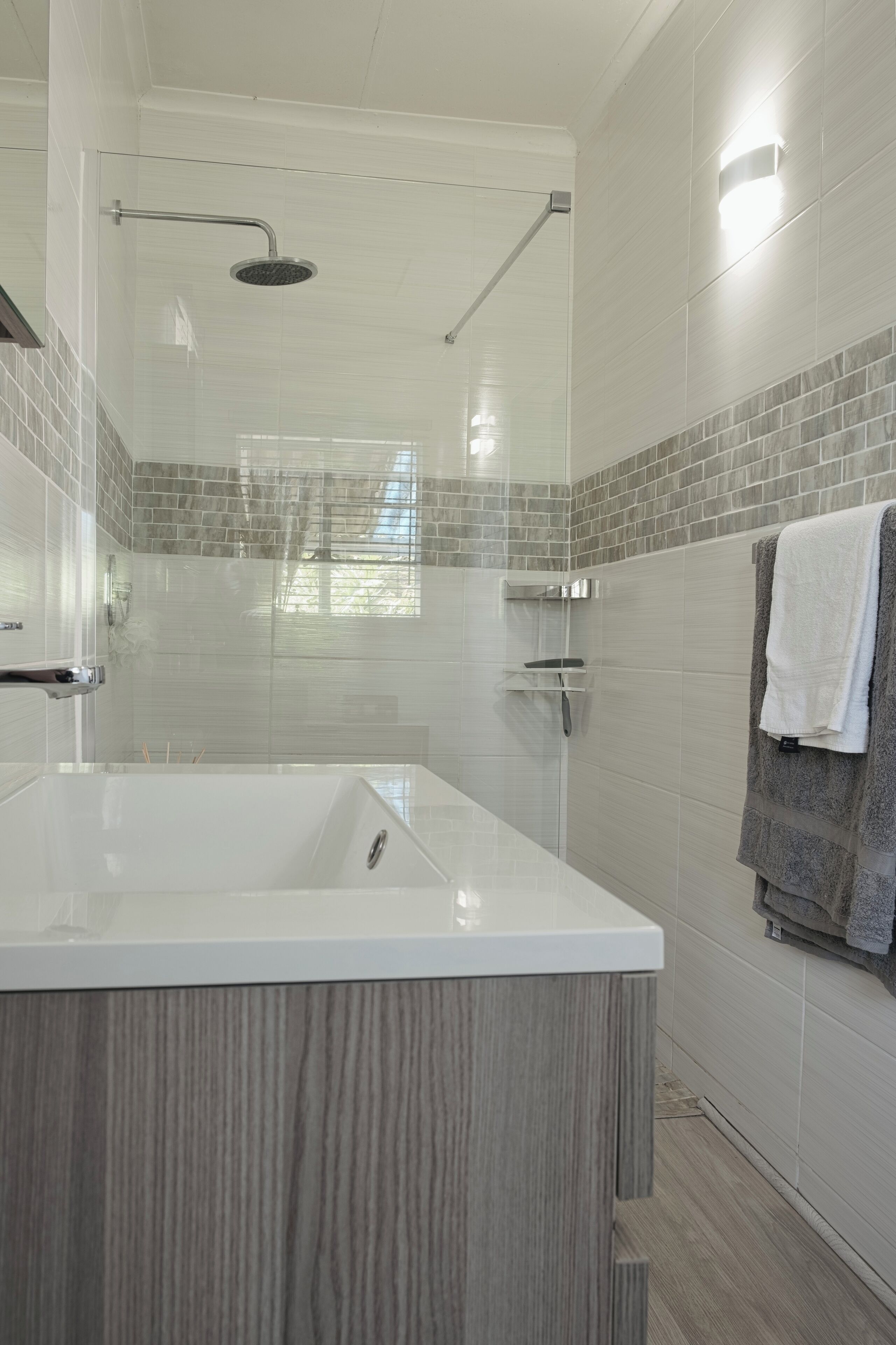 Regadera, toallas, jabón, papel de baño 