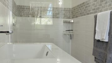 Regadera, toallas, jabón, papel de baño