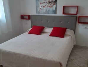 4 slaapkamers, een strijkplank/strijkijzer, reisbedje, gratis wifi