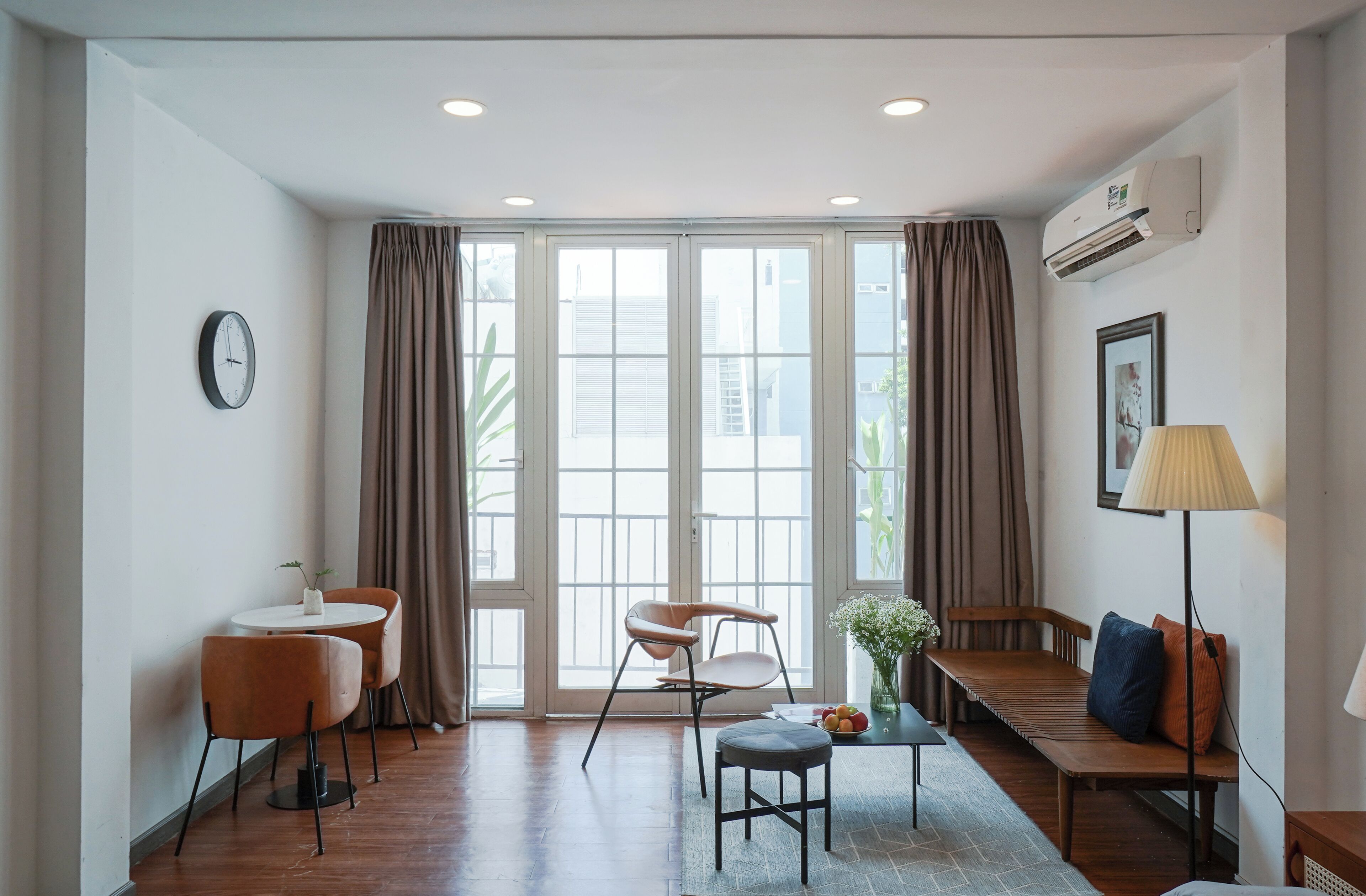 Minibar, caja de seguridad en la habitación y escritorio 